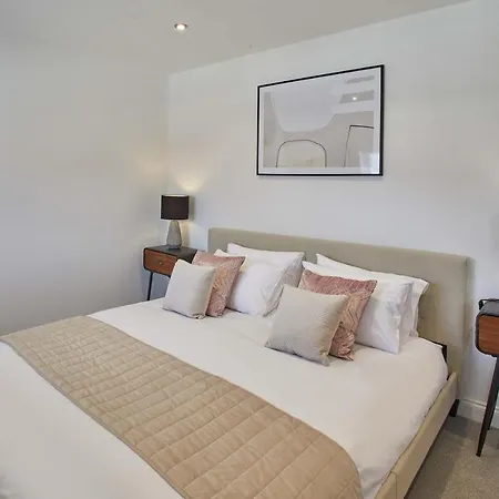 Apartment Host & - The View, Hudsons Yard House Whitby